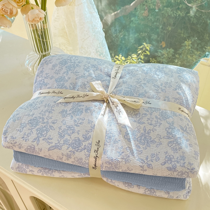 91家纺网 家纺一手货源 找家纺 朵朵家纺 2025新款云感提花双层纱印花四件套 蓝色花园