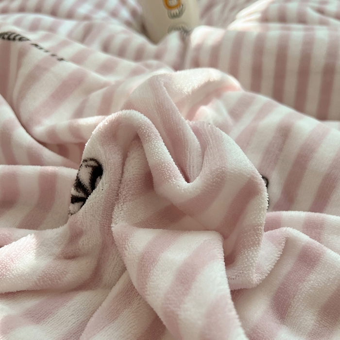 91家纺网 家纺一手货源 找家纺 三朵家纺 2025新款牛奶绒三丽鸥花边四件套 花边系列 花边-可可KT黄