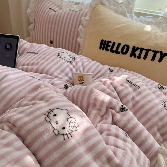 91家纺网 家纺一手货源 找家纺 三朵家纺 2025新款牛奶绒三丽鸥花边四件套 花边系列 花边-可可KT黄