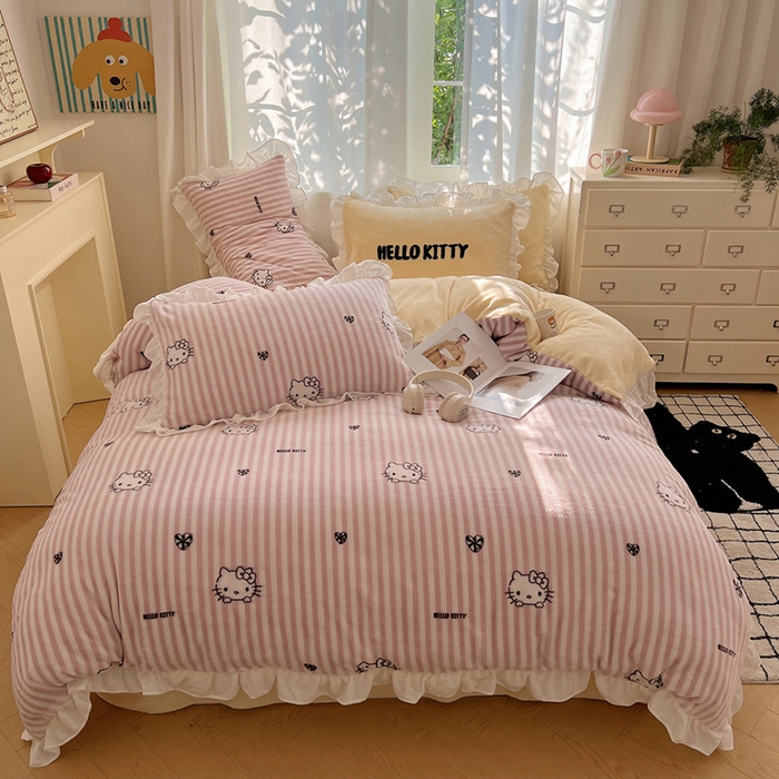 91家纺网 家纺一手货源 找家纺 三朵家纺 2025新款牛奶绒三丽鸥花边四件套 花边系列 花边-可可KT黄