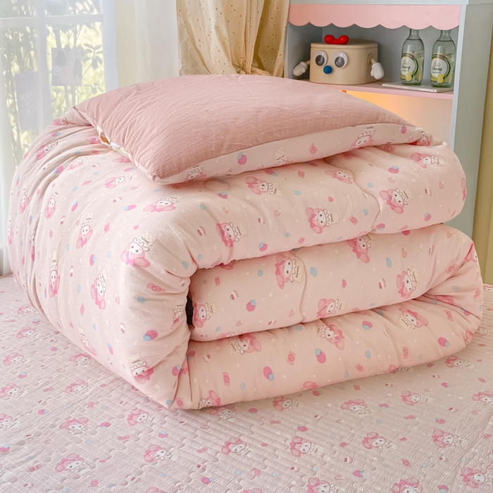 91家纺网 家纺一手货源 找家纺 云玲时尚 2025新款7A抗菌床盖加厚被芯云感春秋冬被子被芯四件套系列 甜心兔