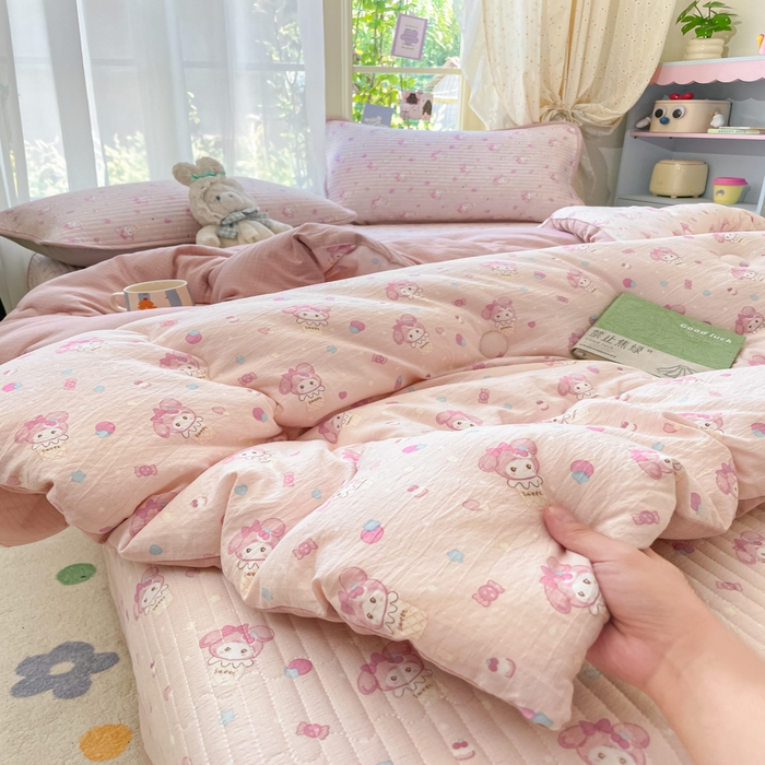 91家纺网 家纺一手货源 找家纺 云玲时尚 2025新款7A抗菌床盖加厚被芯云感春秋冬被子被芯四件套系列 甜心兔