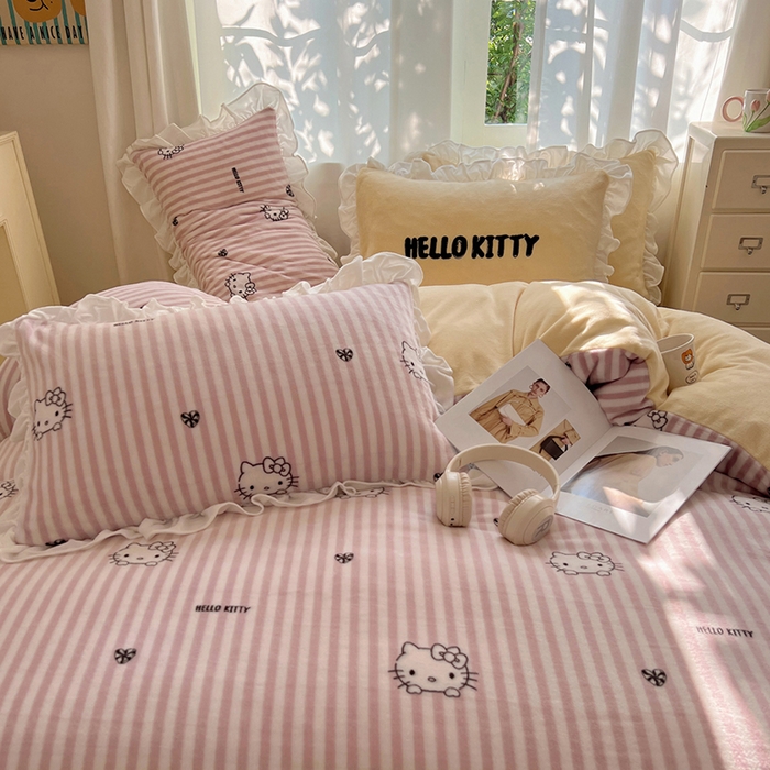 91家纺网 家纺一手货源 找家纺 三朵家纺 2025新款牛奶绒三丽鸥花边四件套 花边系列 花边-可可KT黄