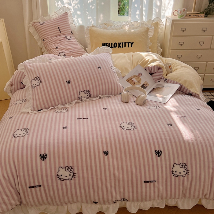 91家纺网 家纺一手货源 找家纺 三朵家纺 2025新款牛奶绒三丽鸥花边四件套 花边系列 花边-可可KT黄