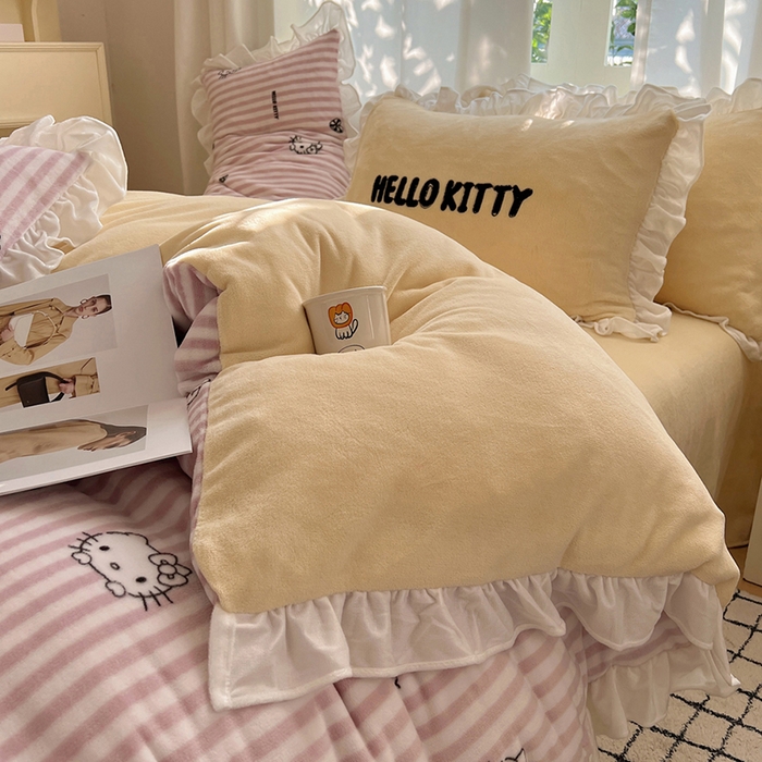 91家纺网 家纺一手货源 找家纺 三朵家纺 2025新款牛奶绒三丽鸥花边四件套 花边系列 花边-可可KT黄