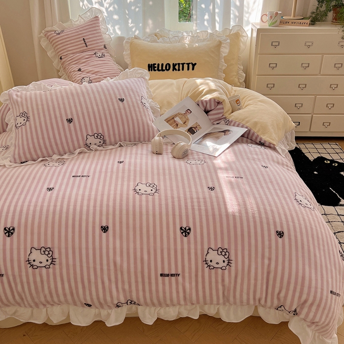 91家纺网 家纺一手货源 找家纺 三朵家纺 2025新款牛奶绒三丽鸥花边四件套 花边系列 花边-可可KT黄