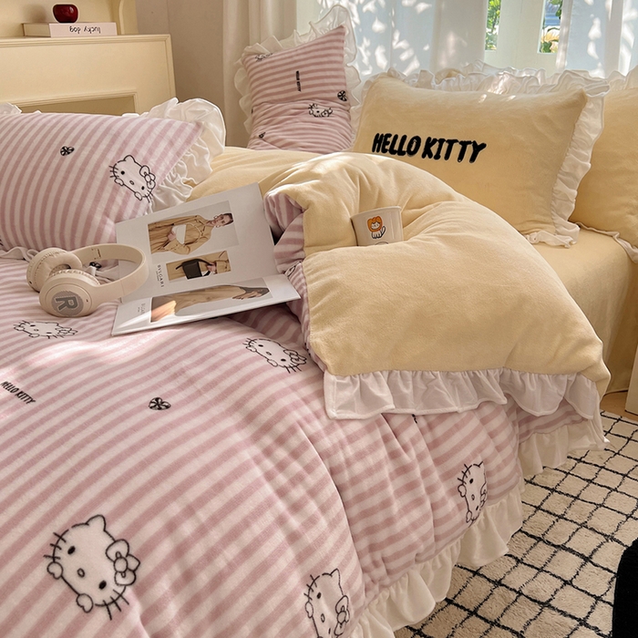 91家纺网 家纺一手货源 找家纺 三朵家纺 2025新款牛奶绒三丽鸥花边四件套 花边系列 花边-可可KT黄