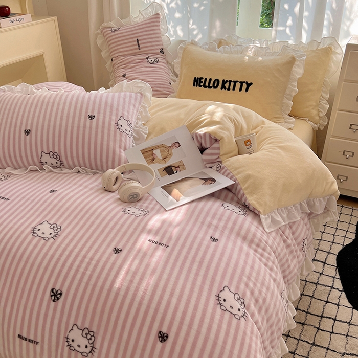 91家纺网 家纺一手货源 找家纺 三朵家纺 2025新款牛奶绒三丽鸥花边四件套 花边系列 花边-可可KT黄