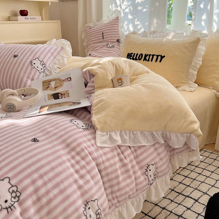 91家纺网 家纺一手货源 找家纺 三朵家纺 2025新款牛奶绒三丽鸥花边四件套 花边系列 花边-可可KT黄