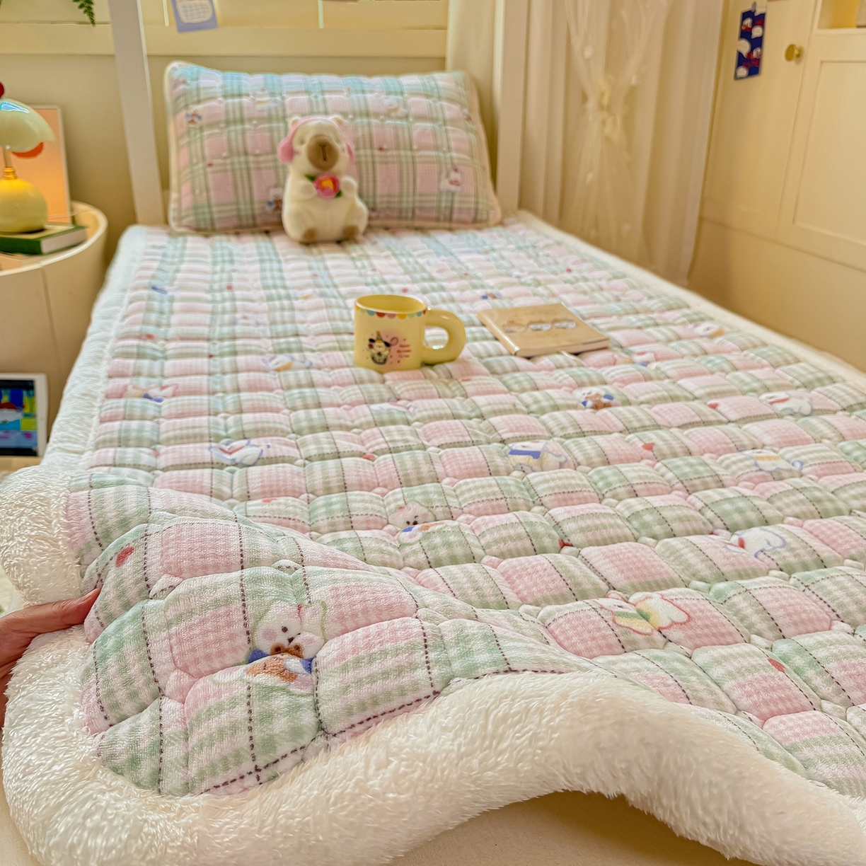 91家纺网 家纺一手货源 找家纺 （总）眠势力 2025新款牛奶绒学生床垫加绒牛奶绒床褥子秋冬保暖珊瑚绒夹棉上下铺床护垫