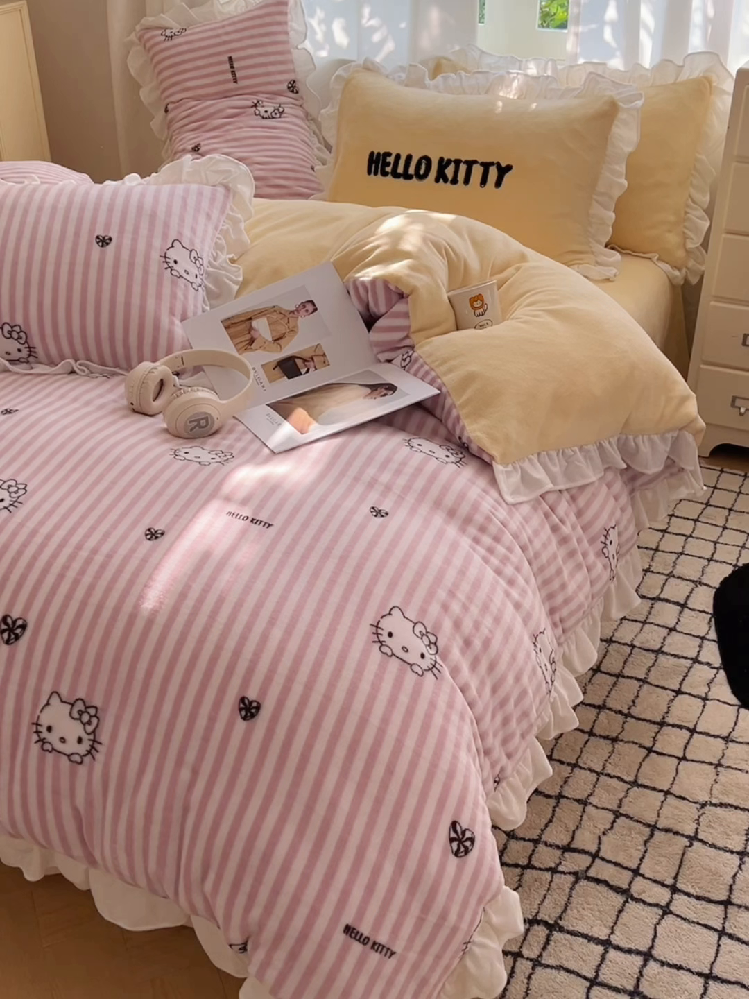 91家纺网 家纺一手货源 找家纺 三朵家纺 2025新款牛奶绒三丽鸥花边四件套 花边系列 花边-可可KT黄