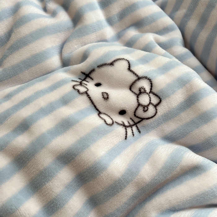 91家纺网 家纺一手货源 找家纺 三朵家纺 2025新款牛奶绒三丽鸥花边四件套 花边系列 花边-可可KT蓝