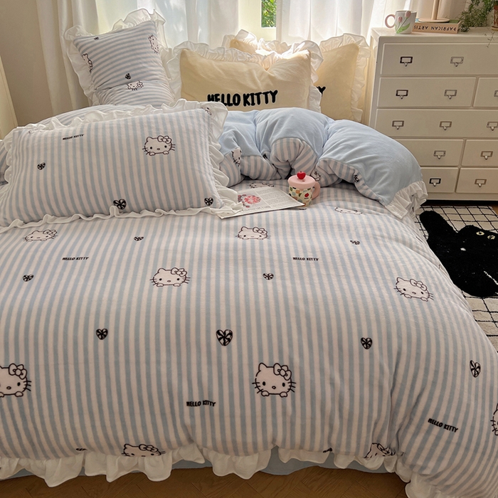 91家纺网 家纺一手货源 找家纺 三朵家纺 2025新款牛奶绒三丽鸥花边四件套 花边系列 花边-可可KT蓝