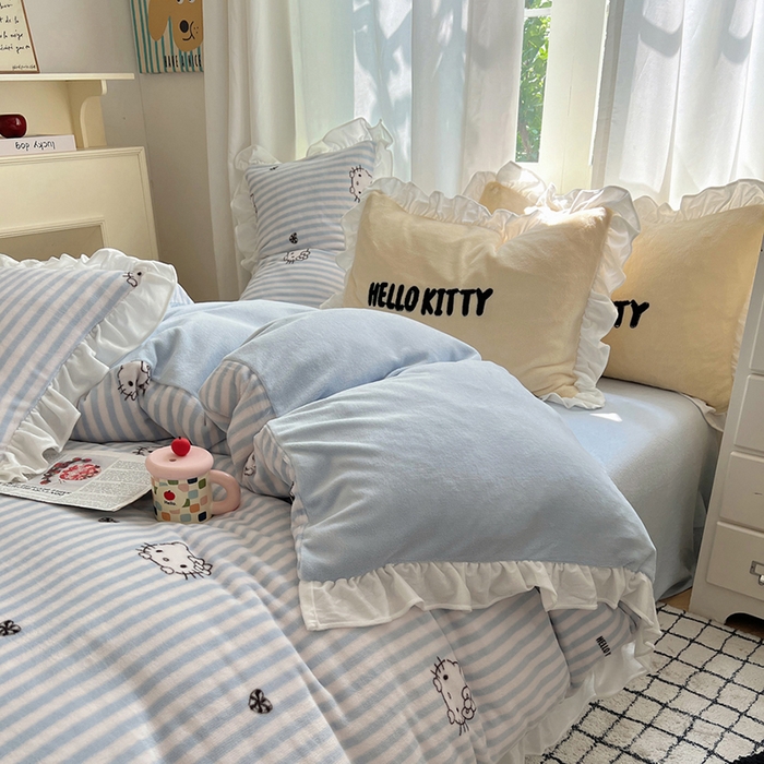 91家纺网 家纺一手货源 找家纺 三朵家纺 2025新款牛奶绒三丽鸥花边四件套 花边系列 花边-可可KT蓝