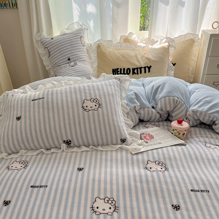 91家纺网 家纺一手货源 找家纺 三朵家纺 2025新款牛奶绒三丽鸥花边四件套 花边系列 花边-可可KT蓝