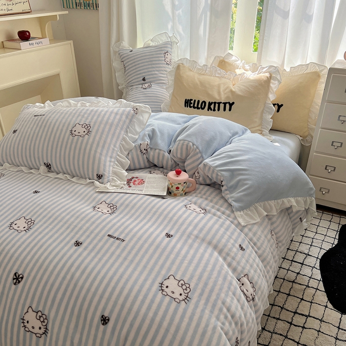 91家纺网 家纺一手货源 找家纺 三朵家纺 2025新款牛奶绒三丽鸥花边四件套 花边系列 花边-可可KT蓝