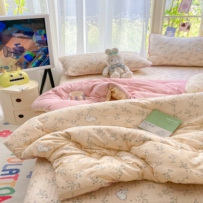 91家纺网 家纺一手货源 找家纺 云玲时尚 2025新款7A抗菌床盖加厚被芯云感春秋冬被子被芯四件套系列 兔兔密语