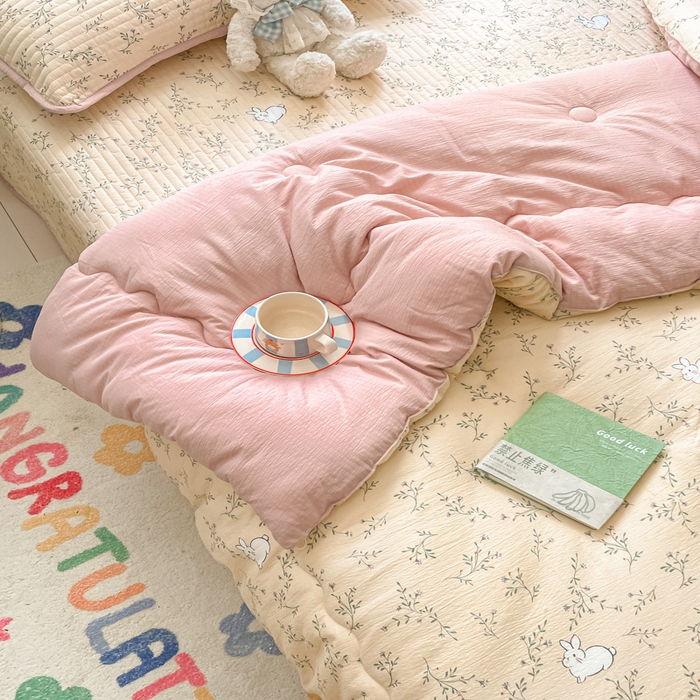 91家纺网 家纺一手货源 找家纺 云玲时尚 2025新款7A抗菌床盖加厚被芯云感春秋冬被子被芯四件套系列 兔兔密语