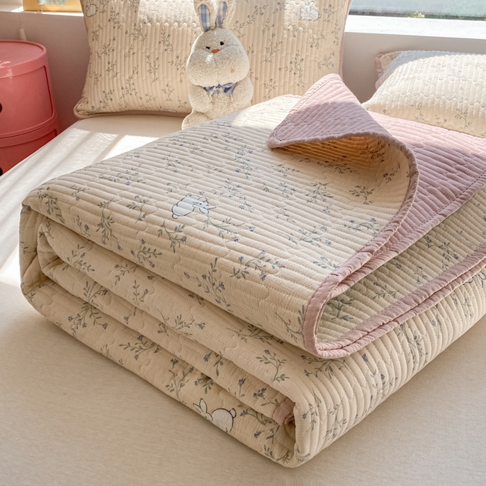 91家纺网 家纺一手货源 找家纺 云玲时尚 2025新款7A抗菌床盖加厚被芯云感春秋冬被子被芯四件套系列 兔兔密语