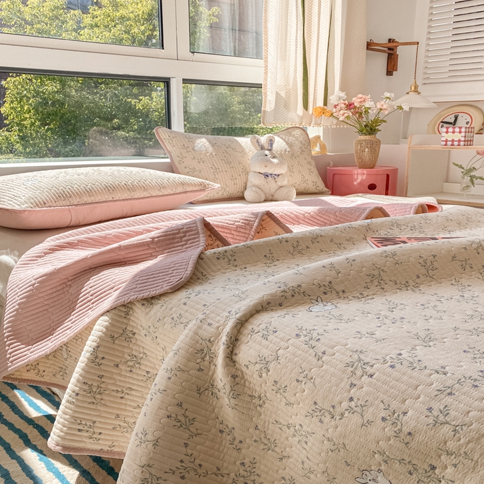 91家纺网 家纺一手货源 找家纺 云玲时尚 2025新款7A抗菌床盖加厚被芯云感春秋冬被子被芯四件套系列 兔兔密语