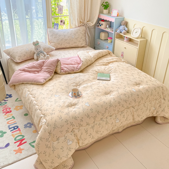 91家纺网 家纺一手货源 找家纺 云玲时尚 2025新款7A抗菌床盖加厚被芯云感春秋冬被子被芯四件套系列 兔兔密语