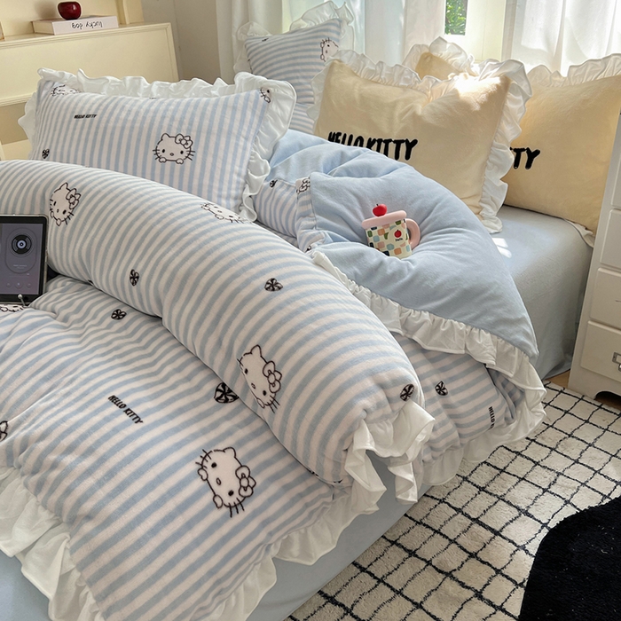 91家纺网 家纺一手货源 找家纺 三朵家纺 2025新款牛奶绒三丽鸥花边四件套 花边系列 花边-可可KT蓝