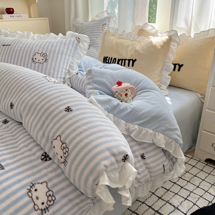 91家纺网 家纺一手货源 找家纺 三朵家纺 2025新款牛奶绒三丽鸥花边四件套 花边系列 花边-可可KT蓝