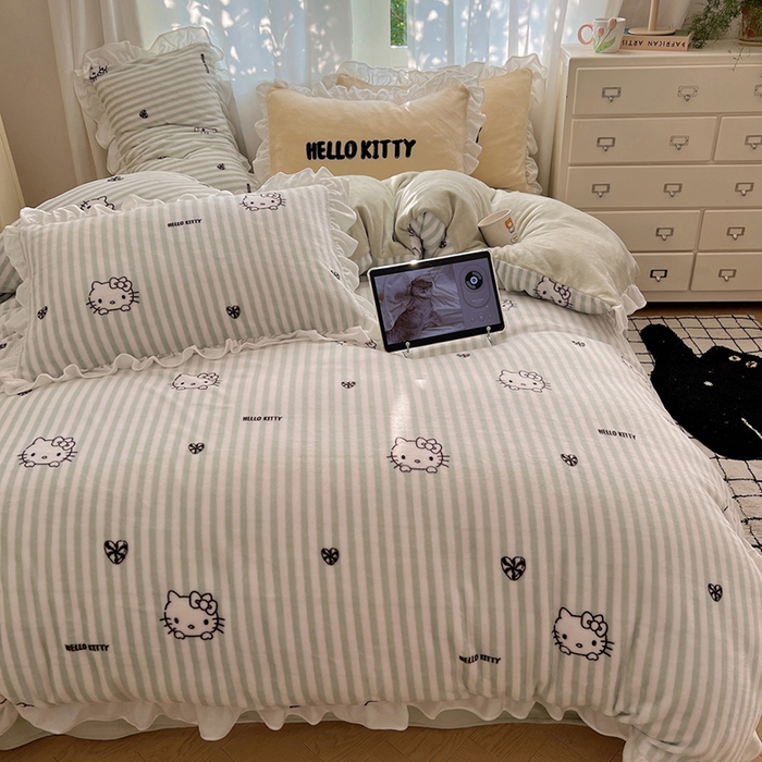 91家纺网 家纺一手货源 找家纺 三朵家纺 2025新款牛奶绒三丽鸥花边四件套 花边系列 花边-可可KT绿