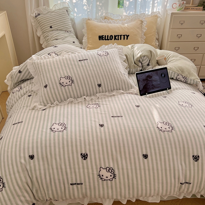 91家纺网 家纺一手货源 找家纺 三朵家纺 2025新款牛奶绒三丽鸥花边四件套 花边系列 花边-可可KT绿