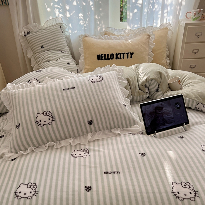 91家纺网 家纺一手货源 找家纺 三朵家纺 2025新款牛奶绒三丽鸥花边四件套 花边系列 花边-可可KT绿