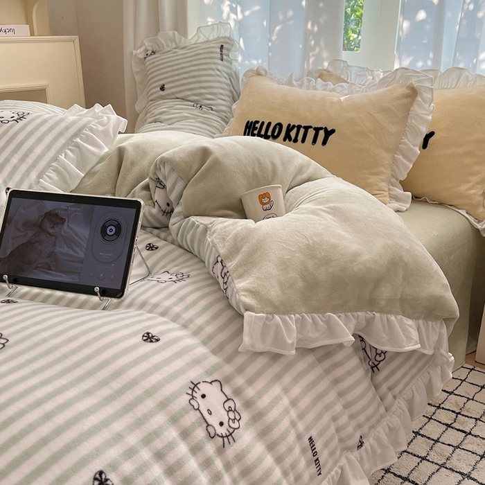 91家纺网 家纺一手货源 找家纺 三朵家纺 2025新款牛奶绒三丽鸥花边四件套 花边系列 花边-可可KT绿