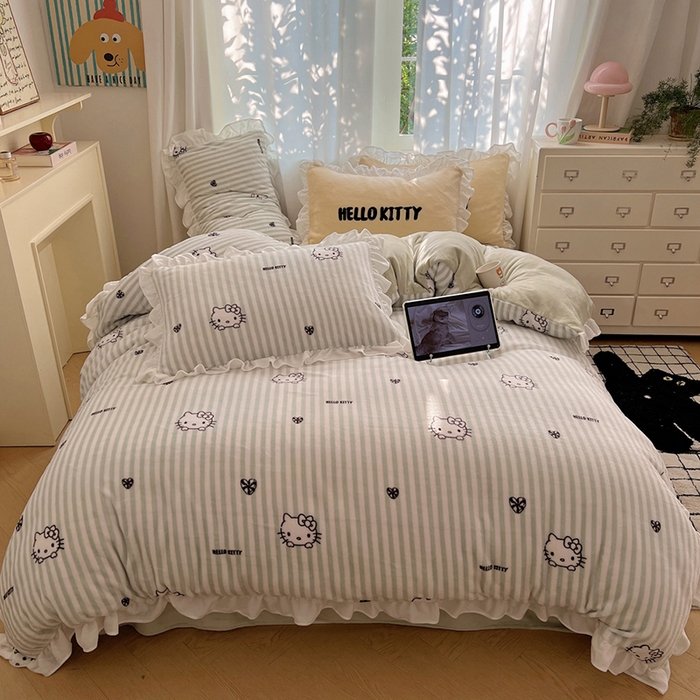 91家纺网 家纺一手货源 找家纺 三朵家纺 2025新款牛奶绒三丽鸥花边四件套 花边系列 花边-可可KT绿