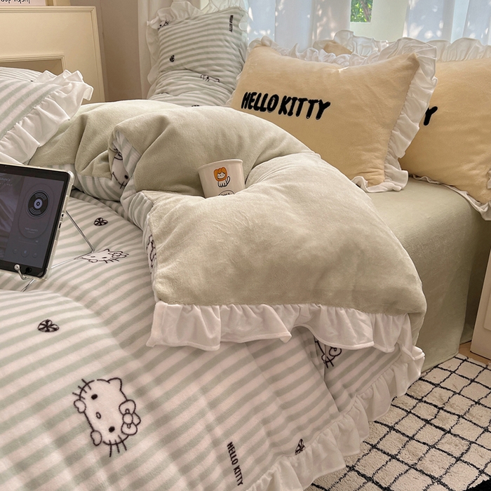 91家纺网 家纺一手货源 找家纺 三朵家纺 2025新款牛奶绒三丽鸥花边四件套 花边系列 花边-可可KT绿