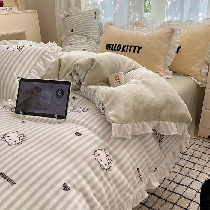 91家纺网 家纺一手货源 找家纺 三朵家纺 2025新款牛奶绒三丽鸥花边四件套 花边系列 花边-可可KT绿