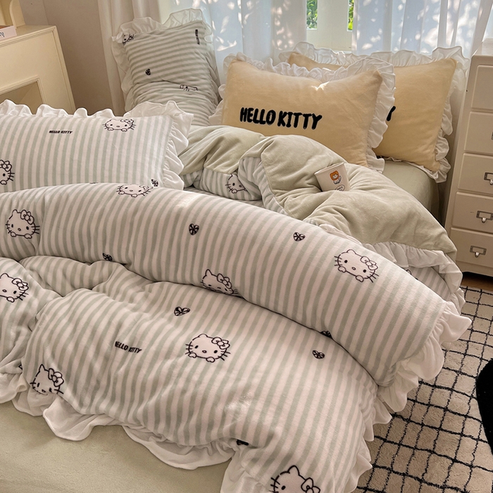 91家纺网 家纺一手货源 找家纺 三朵家纺 2025新款牛奶绒三丽鸥花边四件套 花边系列 花边-可可KT绿