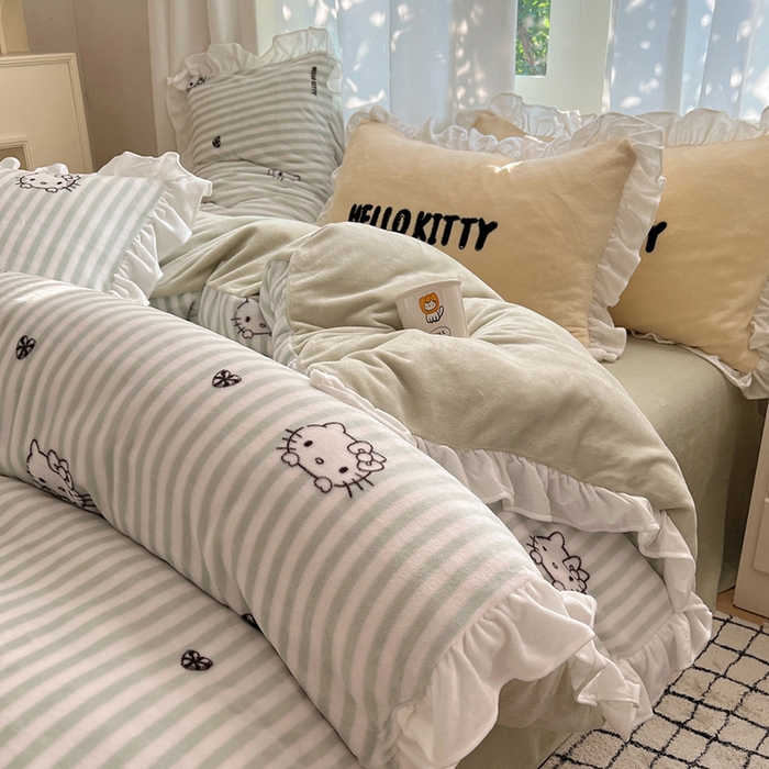 91家纺网 家纺一手货源 找家纺 三朵家纺 2025新款牛奶绒三丽鸥花边四件套 花边系列 花边-可可KT绿