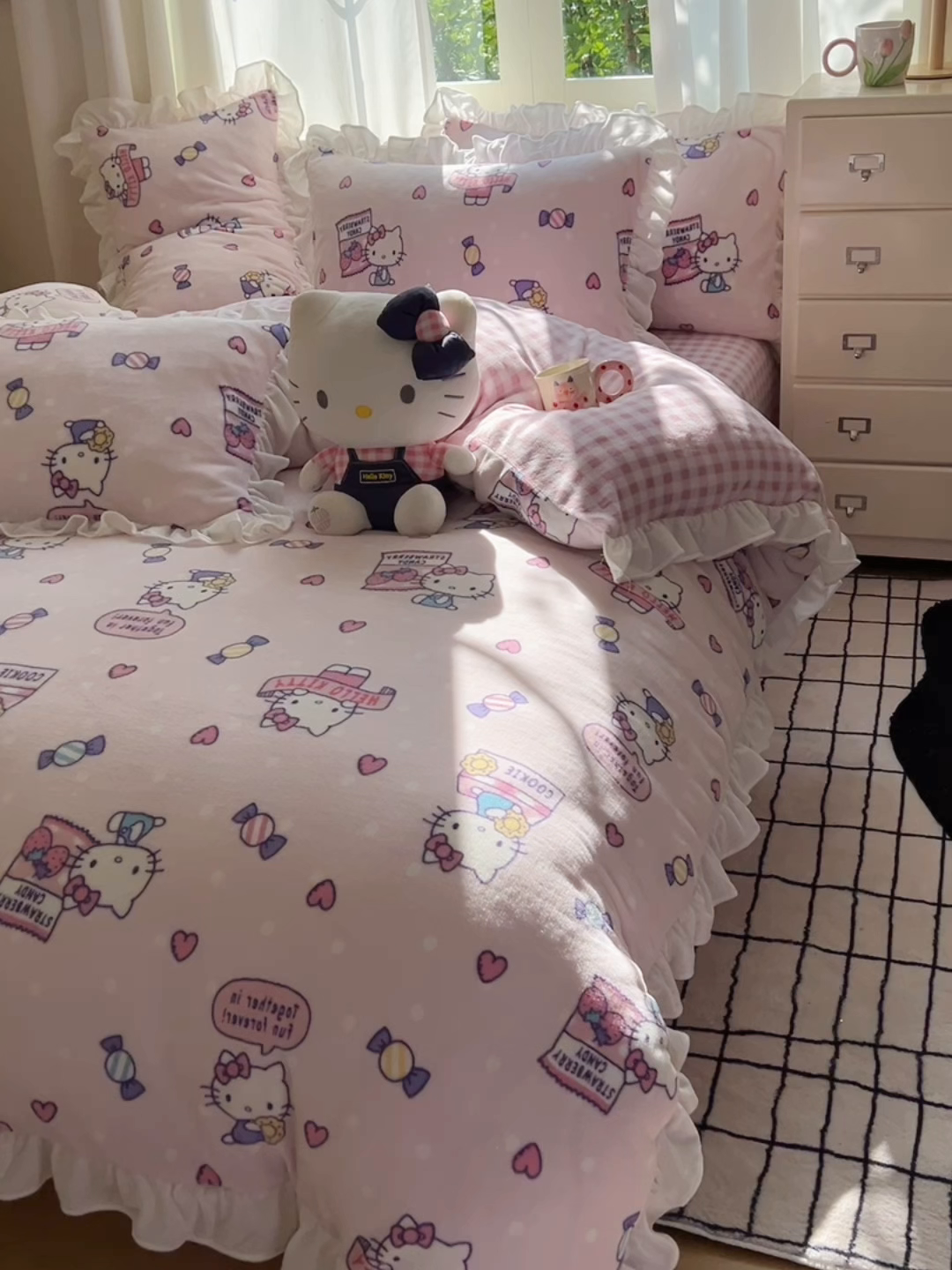 91家纺网 家纺一手货源 找家纺 三朵家纺 2025新款牛奶绒三丽鸥花边四件套 花边系列 花边-乐园KT