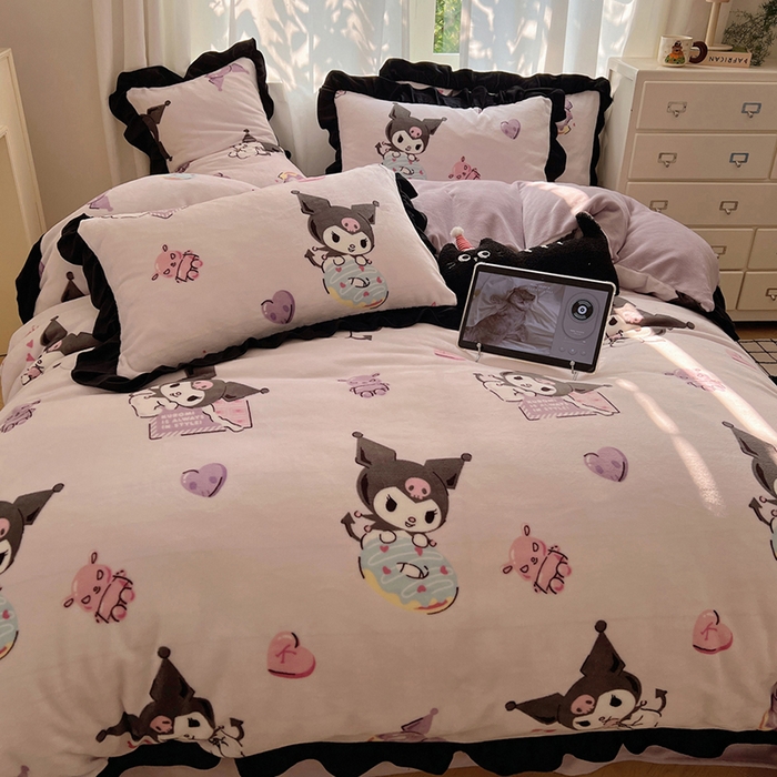 91家纺网 家纺一手货源 找家纺 三朵家纺 2025新款牛奶绒三丽鸥花边四件套 花边系列 花边-艺术家库洛米