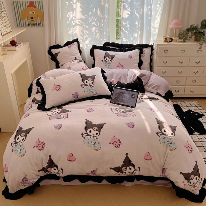 91家纺网 家纺一手货源 找家纺 三朵家纺 2025新款牛奶绒三丽鸥花边四件套 花边系列 花边-艺术家库洛米