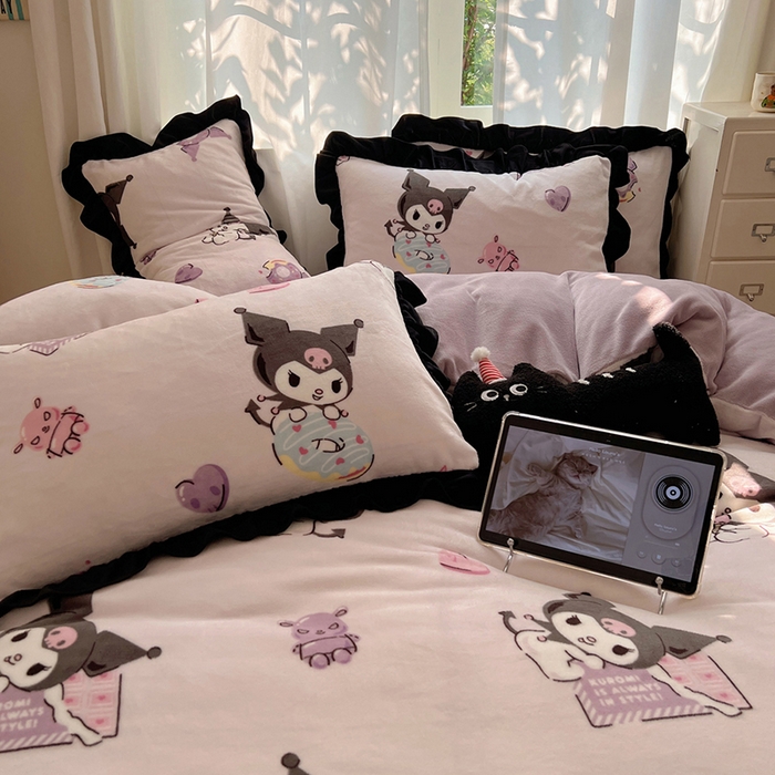 91家纺网 家纺一手货源 找家纺 三朵家纺 2025新款牛奶绒三丽鸥花边四件套 花边系列 花边-艺术家库洛米