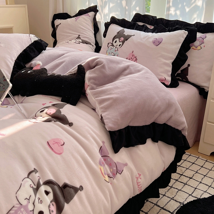 91家纺网 家纺一手货源 找家纺 三朵家纺 2025新款牛奶绒三丽鸥花边四件套 花边系列 花边-艺术家库洛米