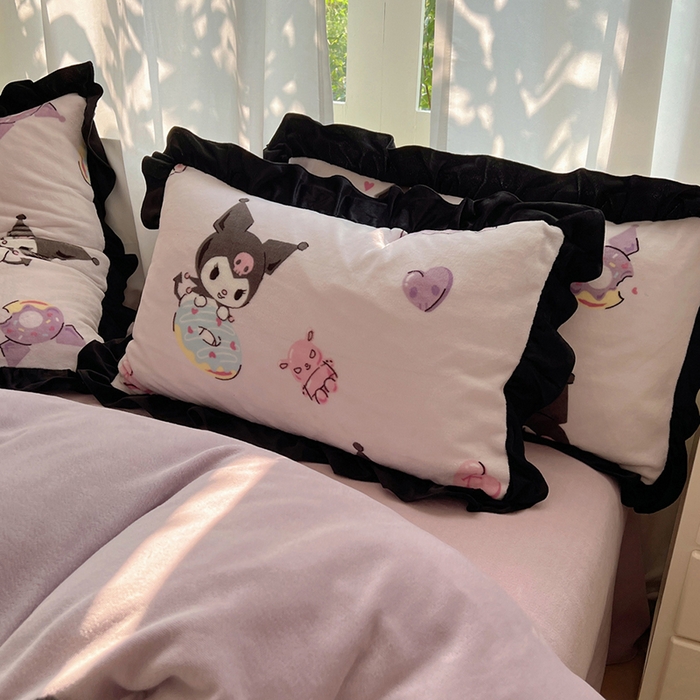 91家纺网 家纺一手货源 找家纺 三朵家纺 2025新款牛奶绒三丽鸥花边四件套 花边系列 花边-艺术家库洛米