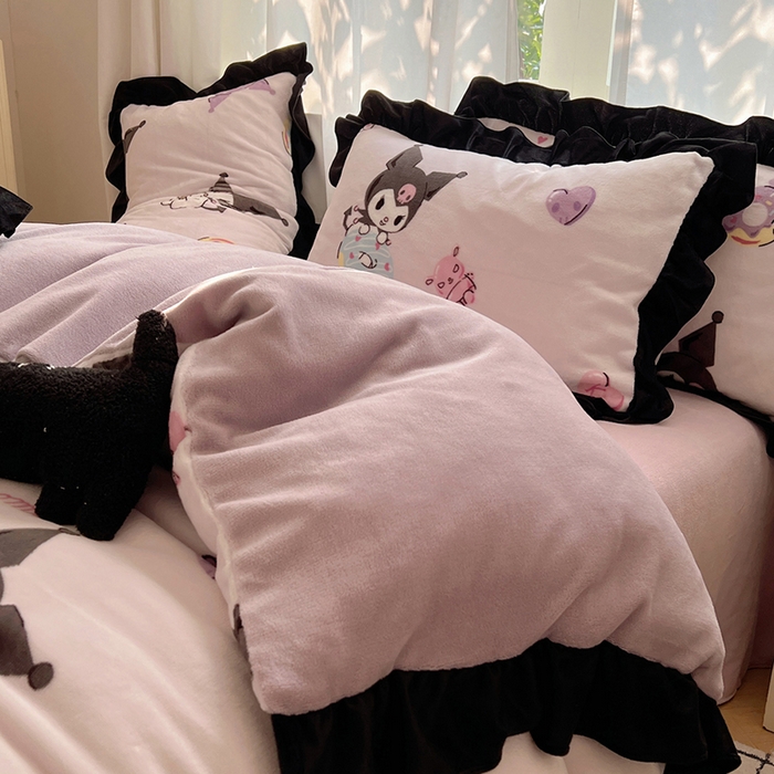 91家纺网 家纺一手货源 找家纺 三朵家纺 2025新款牛奶绒三丽鸥花边四件套 花边系列 花边-艺术家库洛米