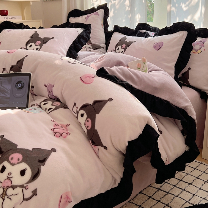 91家纺网 家纺一手货源 找家纺 三朵家纺 2025新款牛奶绒三丽鸥花边四件套 花边系列 花边-艺术家库洛米