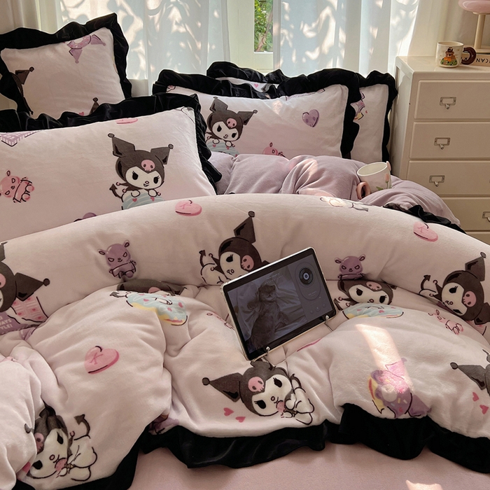 91家纺网 家纺一手货源 找家纺 三朵家纺 2025新款牛奶绒三丽鸥花边四件套 花边系列 花边-艺术家库洛米