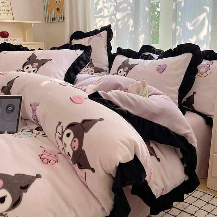 91家纺网 家纺一手货源 找家纺 三朵家纺 2025新款牛奶绒三丽鸥花边四件套 花边系列 花边-艺术家库洛米