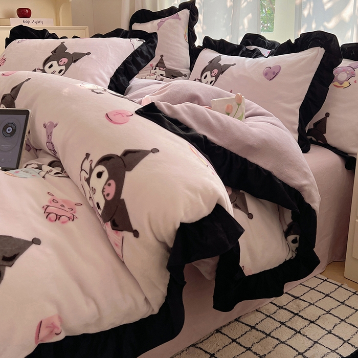 91家纺网 家纺一手货源 找家纺 三朵家纺 2025新款牛奶绒三丽鸥花边四件套 花边系列 花边-艺术家库洛米