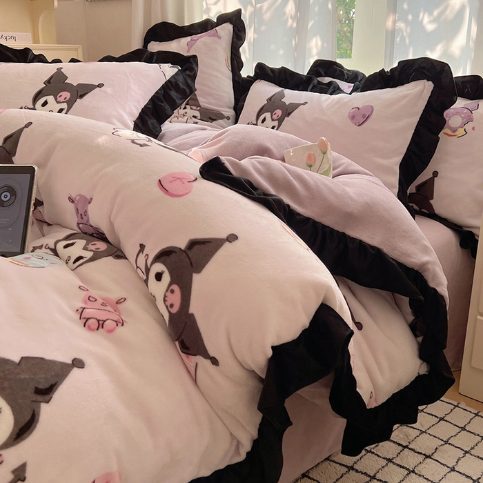 91家纺网 家纺一手货源 找家纺 三朵家纺 2025新款牛奶绒三丽鸥花边四件套 花边系列 花边-艺术家库洛米