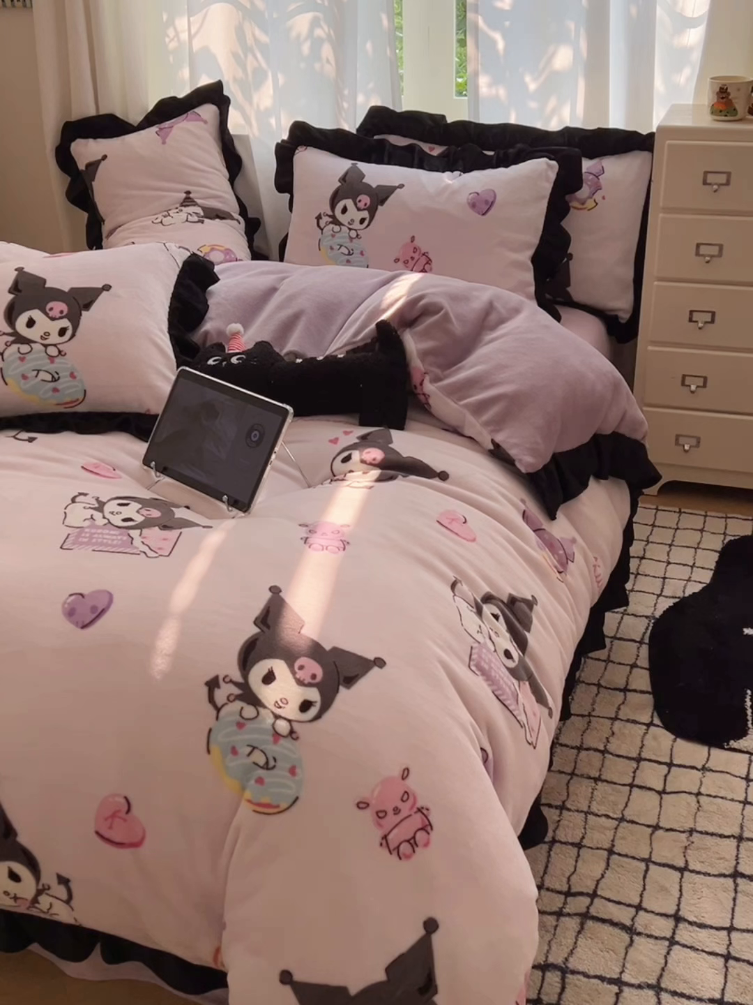 91家纺网 家纺一手货源 找家纺 三朵家纺 2025新款牛奶绒三丽鸥花边四件套 花边系列 花边-艺术家库洛米