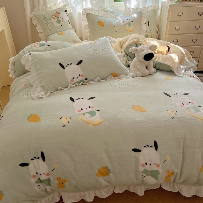 91家纺网 家纺一手货源 找家纺 三朵家纺 2025新款牛奶绒三丽鸥花边四件套 花边系列 花边-运动帕恰